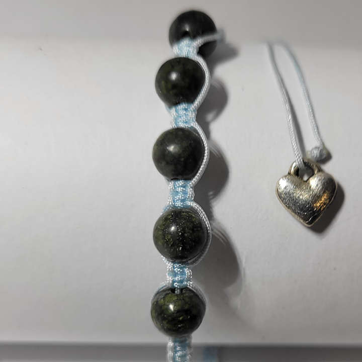 na niebieskim sznurku