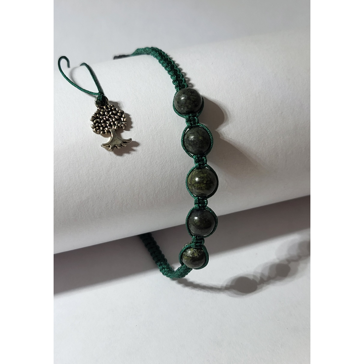 Jaspis na zielonym sznurku